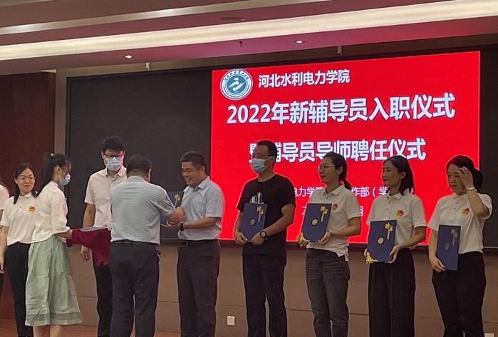 王建明副院长颁发辅导员导师聘书.jpg 王建明副院长颁发辅导员导师聘书.jpg